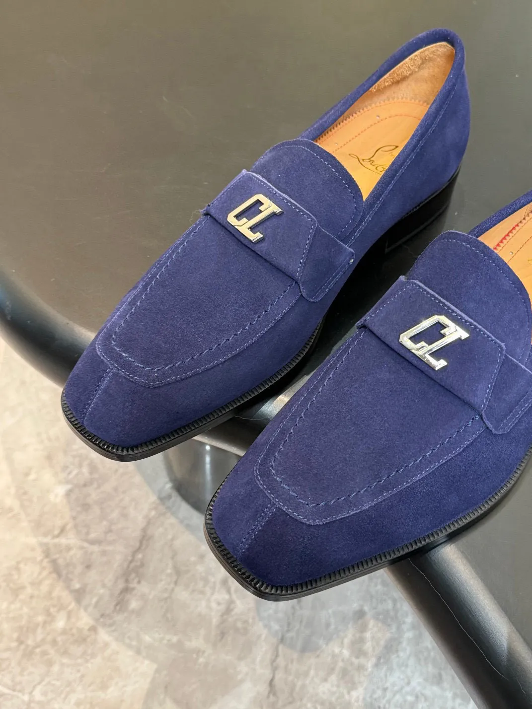 💰960 Christia*.Loubouti*🆑High-end men’s business formal leather shoes｜Classic red-soled shoes｜Original imported first-layer cowhide｜Iconic rivet decoration｜Water-dyed cowhide lining｜Italian imported red cowhide outsole｜High-end luxury｜Perfect interpretation of fashion, sunshine, style, suitable for various occasions Size: 39-44 (customized at 38.45.46)✅
